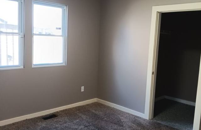 Rentschler Duplex - 505 Rentschler Street, Akron, OH 44304