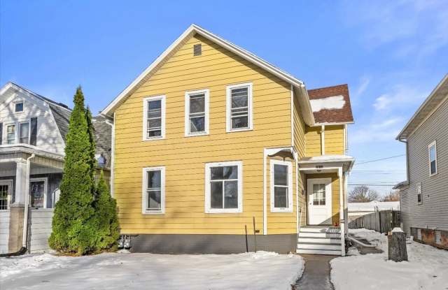 Charming 3BR Duplex in Racine photos photos