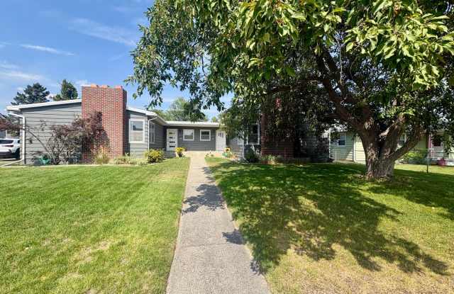 Spacious 3-Bedroom Duplex with Private Yard, Garage & Bonus Living Space! photos photos
