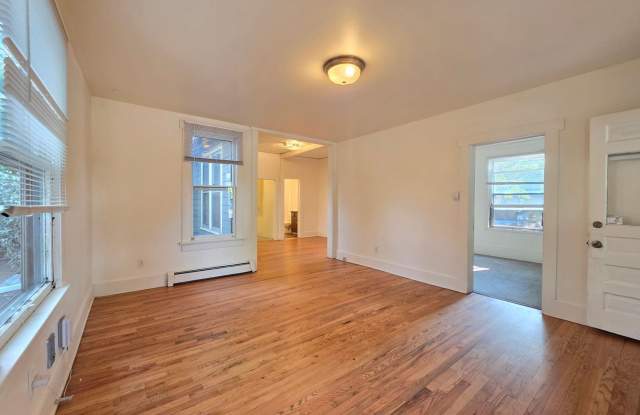 *AVAILABLE NOW* 3-Bedroom with Partially Fenced Yard - Feels like a separate house! *$1000 Deposit* Gallery 4