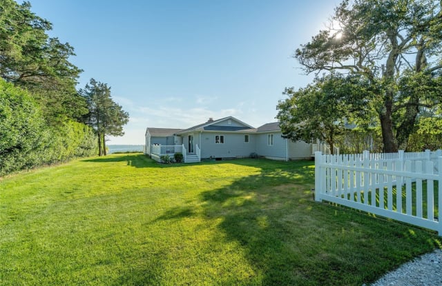7 Elder Avenue - 7 Elder Avenue, Hampton Bays, NY 11946