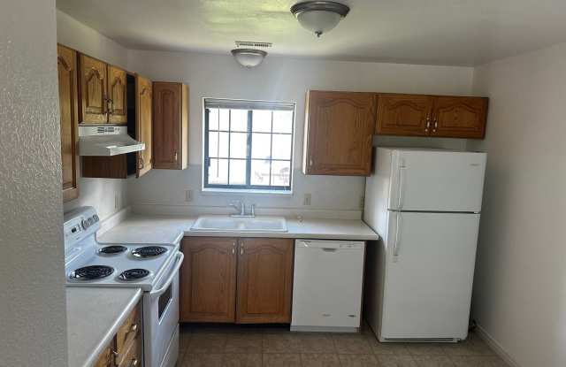 2 Bedroom, 1 Bath, top floor Apartment Gallery 2