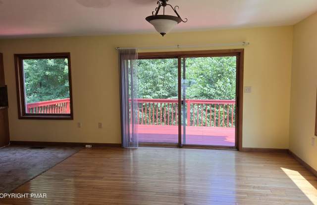 907 Thornberry Court Gallery 4