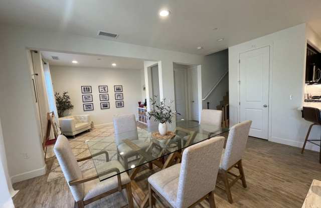 A Beautiful Buellton Townhome Gallery 3