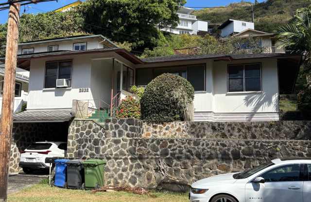 Charming 3 bedroom, 1 bath home in Manoa! - 2832 Manoa Road, Honolulu, HI 96822