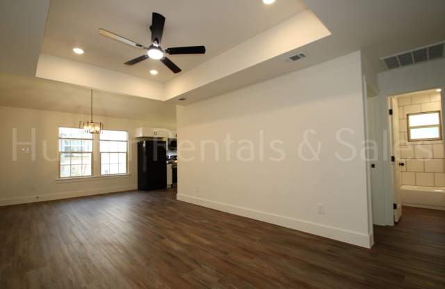 Newly Renovated 2-Bedroom Duplex Gallery 4