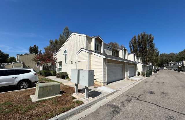 Beautiful 2 Bed 2.5 Bath End Unit Townhome Style Home in Yorba Linda! Gallery 4