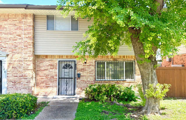Updated 2-Bedroom Townhome Near the Airport & Hwy 281! Gallery 3