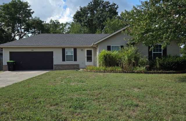 Great 3 bed 2 bath with a 2 car garage - 3561 South Forrest Court, Springfield, MO 65807