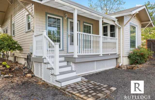 Beautiful 3 bedroom home in Talent! - 1718 Talent Avenue, Talent, OR 97540