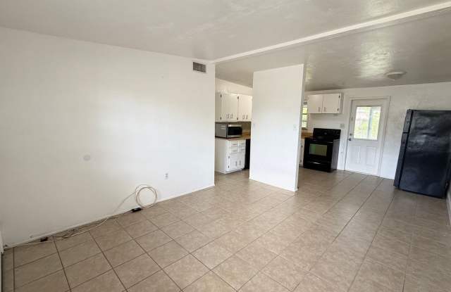 Unfurnished/Yearly single family home 3br/1ba/1car gar available now in Seminole! Gallery 3