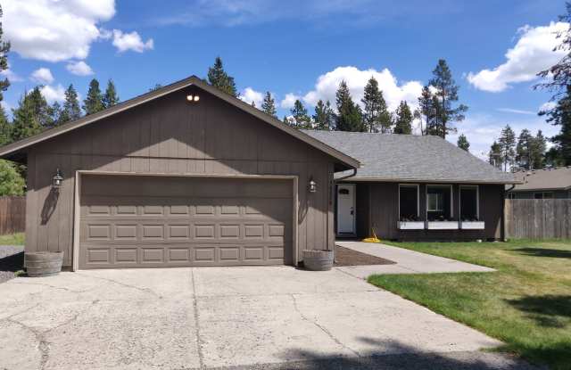 Charming 4-Bedroom Home on 1/2 Acre with a Fenced Backyard, Fully Insulated Double-Car Garage, in Oregon Water Wonderland 2 photos photos