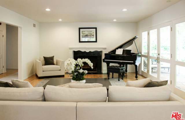 1079 MARILYN Dr Gallery 4