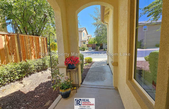 Spacious 4-Bedroom 3-bathroom Folsom Home on Quiet Court – Walk to Folsom Lake Gallery 3