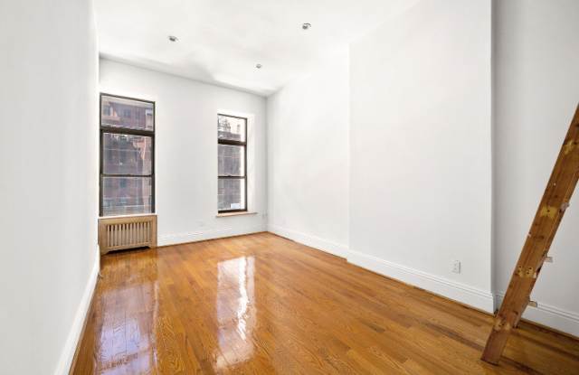 39 W 54th St Gallery 3