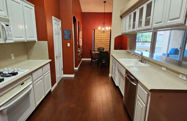GORGEOUS LAKE HOUSE PROPERTY! - Riverlakes Community Gallery 4