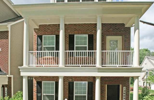 Large carriage house Semi-Detached End Unit Townhome, all 3 levels above ground. photos photos