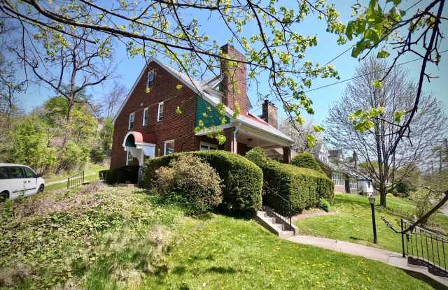8/1 Fantastic Location. Fenced Yard. 4 bed 2 bath. Porch. Hardwood. Close to CMU photos photos