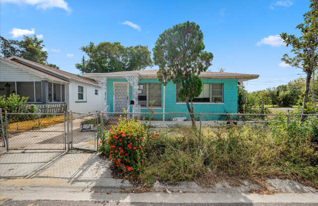 Urban Oasis: Spacious 5 Bed, 2 Bath Home in Saint Petersburg - Section 8 Welcome! - 2540 11th Avenue South, St. Petersburg, FL 33712