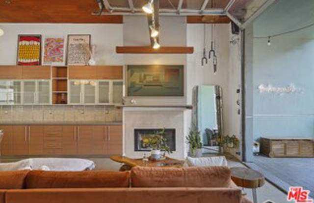 1152 North La Cienega Boulevard Gallery 2