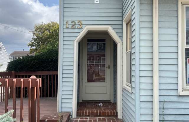 123 N Melbourne Street Gallery 1