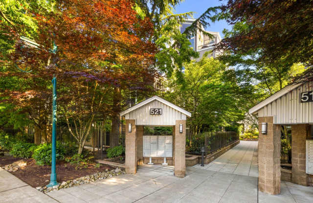 Kirkland Top Floor Large 1 BR+ 1 BA Condo with High Ceilings Gallery 3
