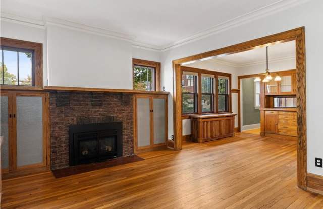 Huge 8 Bedroom Across from Macalester! June 1st Move In Gallery 4