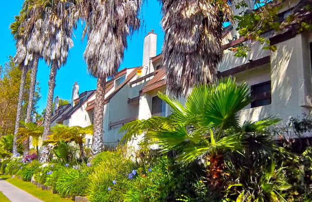 UPSTAIRS UPDATED CONDO W/HIGH CEILINGS, WASHER  DRYER HOOKUPS, PATIO - 620 West Hyde Park Boulevard, Inglewood, CA 90302