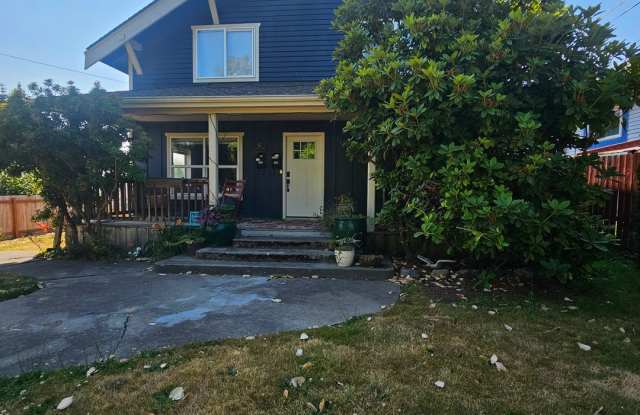 Comfortable 3-Bedroom, 2-Bath Lower Unit with Fully Fenced Yard in West Bremerton photos photos