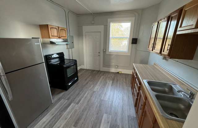 2 Bedroom Apartment - 1510 1/2 Harrison Street - 1510 1/2 North Harrison Street, Davenport, IA 52803