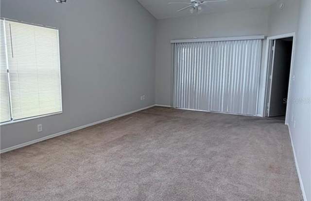 74 LAKEPOINTE Circle Gallery 4