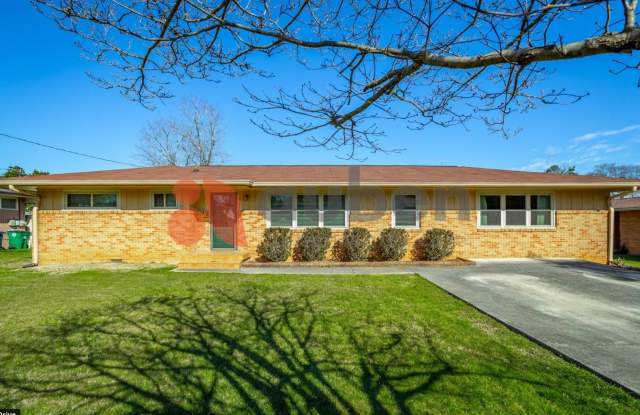 Updated 3 bed 2 bath in East Ridge! Fenced in Yard! photos photos