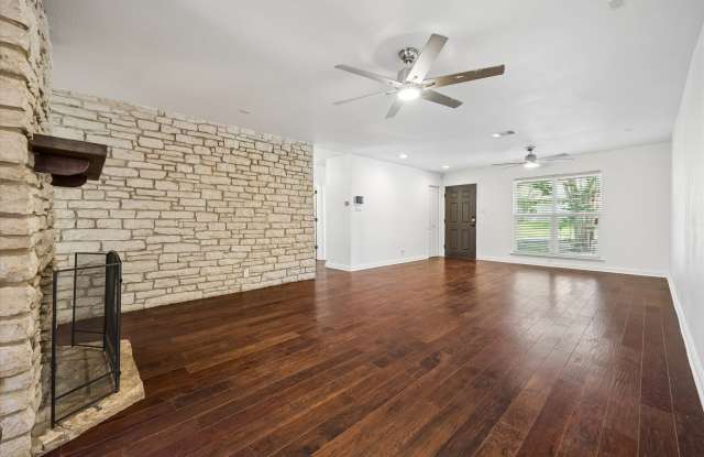 Beautiful 3/2 Bedroom House in University Hills - Available NOW Gallery 3