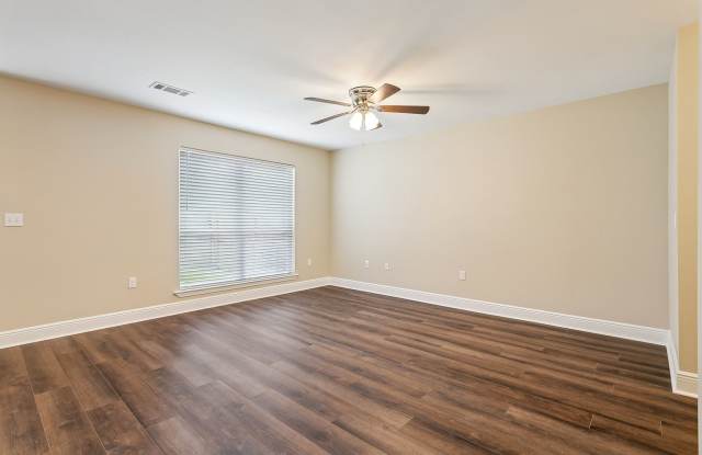 3BR/2.5BA Townhome — Garage + Backyard — Great Schools Gallery 4