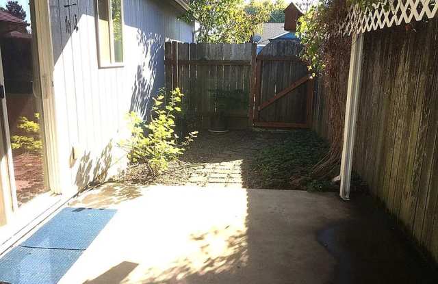$500 Move-in Special!  Spacious 3 Bedroom 2 Bath Home in Albany! Gallery 4