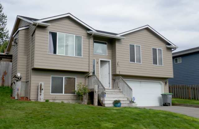 8 Auburn Ave, Astoria, OR 97103 - Fully Furnished Studio! - 8 Auburn Avenue, Astoria, OR 97103