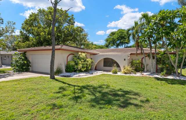 Great 2 bedroom 2 Bath 2 car garage and Florida Room plus Huge Backyard Gallery 1