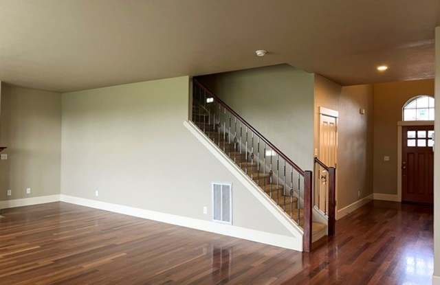 4Bd/2.5Ba Two Story House - Available Mid October! Gallery 4