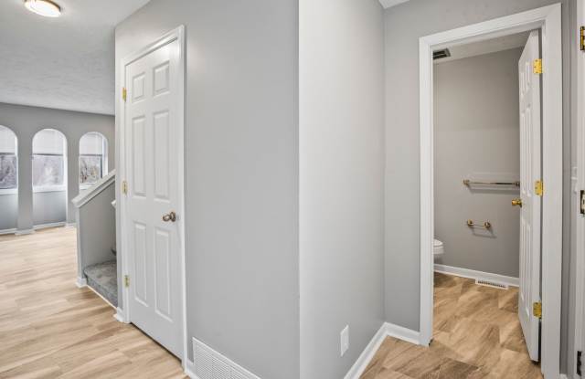 10914 Saratoga Plaza Gallery 4