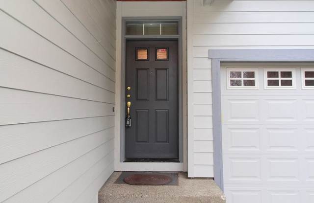 Alluring 4 Bedroom, 2.5 Bathroom Modern house in Beaverton Gallery 3