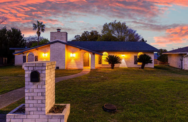 BEAUTIFULLY RENOVATED ONE STORY HOME IN A NICE QUIET NEIGHBORHOOD***MEDICAL CENTER photos photos