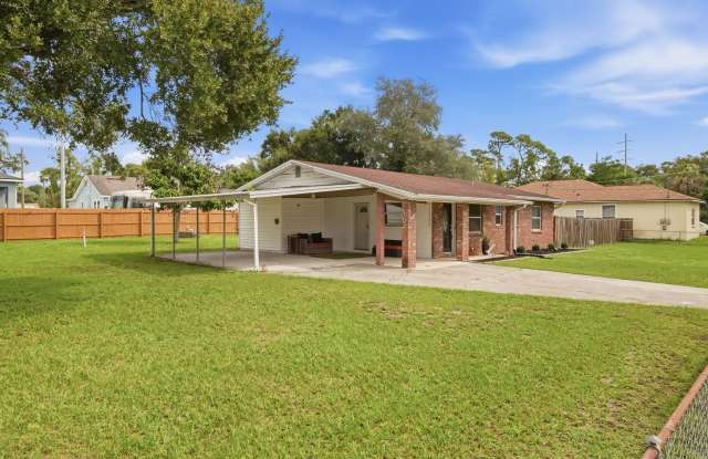 Tampa Home with Large Fenced Yard & Covered Parking Gallery 1