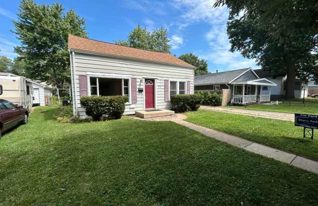 Three Bedroom House For Rent in Champaign - 910 West Vine Street, Champaign, IL 61821
