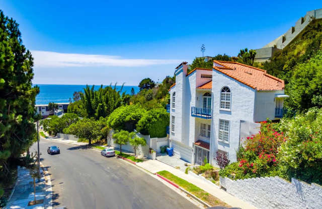 181 SURFVIEW Drive Gallery 3