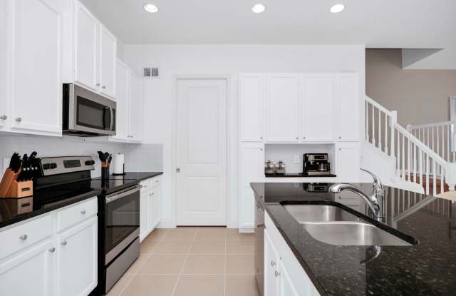 FURNITURE OPTIONAL POOL HOME IN DAVENPORT!! Gallery 3