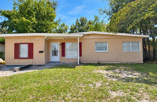 CHARMING 3-BEDROOM NORTHSIDE HOME WITH FENCED BACKYARD & BUILT-IN STORAGE Gallery 1