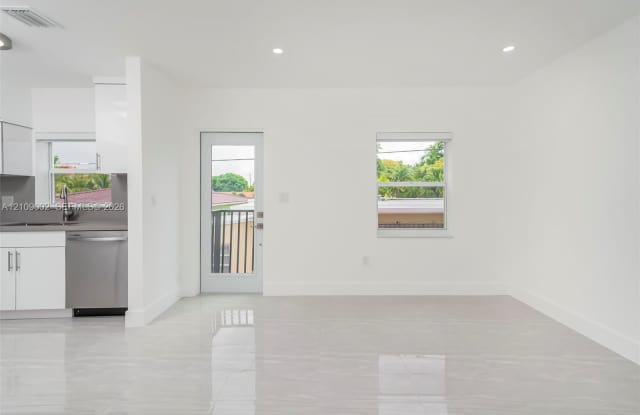 588 Southwest 23rd Avenue Gallery 3