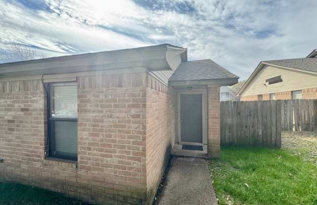 JULY PRE-LEASE!!! 3 Bedroom 2 Bathroom Duplex on Bus Route photos photos