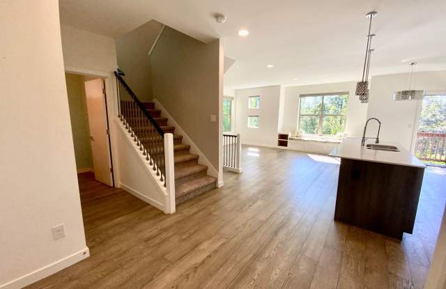 Stunning Home with Great Views Gallery 3