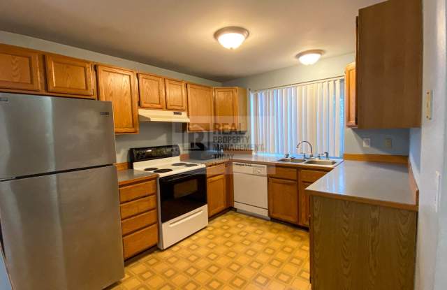 3 Bedroom 2 Bathroom House in NE Tacoma - Spacious Garage + Large Fenced Yard! Gallery 3